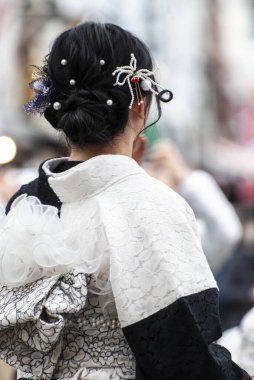 Tokyo, Japonya Nisan 2024 Kimliği belirsiz yabancı turistler yukata (kimono) giyiyorlar Japonya 'nın Tokyo, Japonya' daki ünlü tapınağı Sensoji 'de yürüyen ulusal gelenek. 