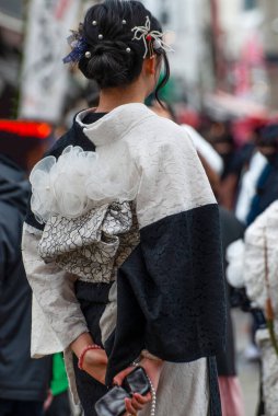 Tokyo, Japonya Nisan 2024 Kimliği belirsiz yabancı turistler yukata (kimono) giyiyorlar Japonya 'nın Tokyo, Japonya' daki ünlü tapınağı Sensoji 'de yürüyen ulusal gelenek. 