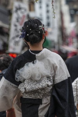Tokyo, Japonya Nisan 2024 Kimliği belirsiz yabancı turistler yukata (kimono) giyiyorlar Japonya 'nın Tokyo, Japonya' daki ünlü tapınağı Sensoji 'de yürüyen ulusal gelenek. 