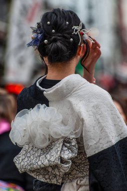Tokyo, Japonya Nisan 2024 Kimliği belirsiz yabancı turistler yukata (kimono) giyiyorlar Japonya 'nın Tokyo, Japonya' daki ünlü tapınağı Sensoji 'de yürüyen ulusal gelenek. 