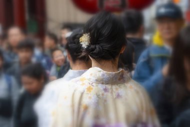 Tokyo, Japonya Nisan 2024 Kimliği belirsiz yabancı turistler yukata (kimono) giyiyorlar Japonya 'nın Tokyo, Japonya' daki ünlü tapınağı Sensoji 'de yürüyen ulusal gelenek. 