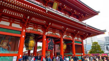 TOKYO, Japon Nisan 2024: Sensoji tapınağındaki Nakamise Dori 'de çiçek açıyor. Japonya 'daki Sensoji Tapınağı.