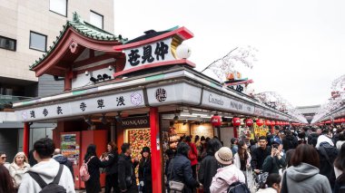 TOKYO, Japon Nisan 2024: Sensoji tapınağındaki Nakamise Dori 'de çiçek açıyor. Japonya 'daki Sensoji Tapınağı.