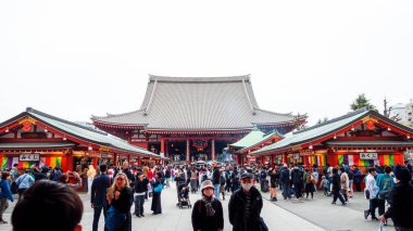 TOKYO, Japon Nisan 2024: Sensoji tapınağındaki Nakamise Dori 'de çiçek açıyor. Japonya 'daki Sensoji Tapınağı.