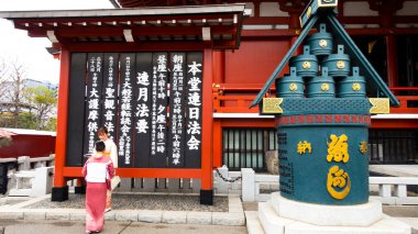 TOKYO, Japon Nisan 2024: Sensoji tapınağındaki Nakamise Dori 'de çiçek açıyor. Japonya 'daki Sensoji Tapınağı.