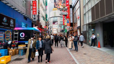 Tokyo, Japonya, Nisan 2024: Shibuya, birden fazla ticari tabelalı şehir binası cephesi