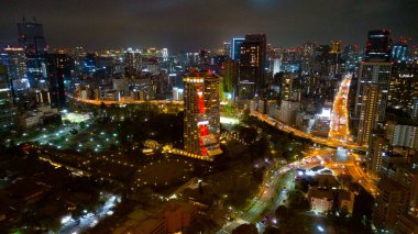 Tokyo, Japonya Nisan 2024: Tokyo Skytree ve kentsel gökyüzü çatısı geceleyin, Japonya.