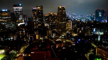 Tokyo, Japonya Nisan 2024: Tokyo Skytree ve kentsel gökyüzü çatısı geceleyin, Japonya.