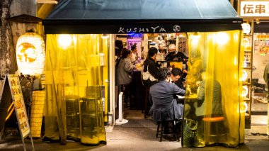 Tokyo, Japonya Nisan 2024: Shimbashi istasyonunun önündeki gece sokak manzarası, Minato City, Tokyo