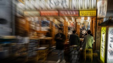 Tokyo, Japonya Nisan 2024: Shimbashi istasyonunun önündeki gece sokak manzarası, Minato City, Tokyo