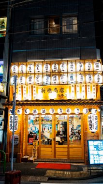 Tokyo, Japonya Nisan 2024: Shimbashi istasyonunun önündeki gece sokak manzarası, Minato City, Tokyo