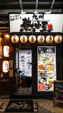 Tokyo, Japonya Nisan 2024: Shimbashi istasyonunun önündeki gece sokak manzarası, Minato City, Tokyo