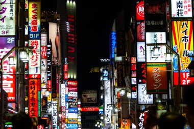 Tokyo, Japonya Nisan 2024: Ikebukero, Shinjuku, Harajuku, Shibuya ve Ebisu ilçelerinde geceleri sokak manzarası, Tokyo 