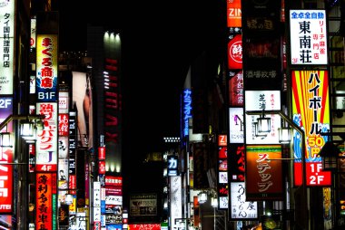 Tokyo, Japonya Nisan 2024: Ikebukero, Shinjuku, Harajuku, Shibuya ve Ebisu ilçelerinde geceleri sokak manzarası, Tokyo 