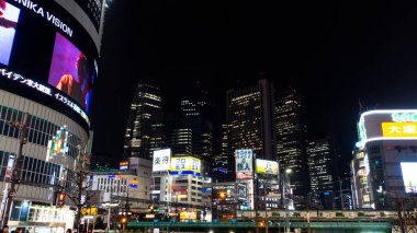 Tokyo, Japonya Nisan 2024: Ikebukero, Shinjuku, Harajuku, Shibuya ve Ebisu ilçelerinde geceleri sokak manzarası, Tokyo 