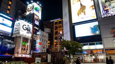 Tokyo, Japonya Nisan 2024: Ikebukero, Shinjuku, Harajuku, Shibuya ve Ebisu ilçelerinde geceleri sokak manzarası, Tokyo 