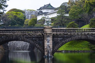 Tokyo, Japonya Nisan 2024 Tokyo İmparatorluk Sarayı, Tokyo İmparatorluk Sarayı ve Mevsim Ishibashi Köprüsü