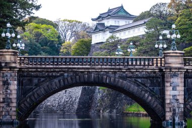 Tokyo, Japonya Nisan 2024 Tokyo İmparatorluk Sarayı, Tokyo İmparatorluk Sarayı ve Mevsim Ishibashi Köprüsü