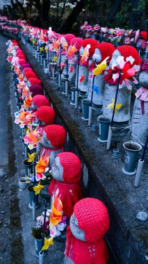 Tokyo, Japonya Nisan 2024: Mizuko, Zojoji Tapınağından Senjo-chori Jizosonson (Minato-ku, Tokyo). Mizuko, Japonya 'da doğumdan önce ya da kısa bir süre sonra ölen çocukların ruhlarını ifade etmek için kullanılan terimdir..