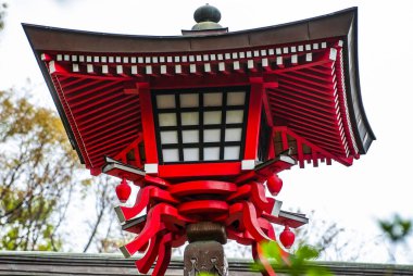 Tokyo, Japonya Nisan 2024: Ueno 'daki Kiyomizu Kannon-do tapınağında geleneksel Japon kırmızı ahşap feneri