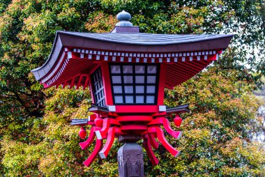 Tokyo, Japonya Nisan 2024: Ueno 'daki Kiyomizu Kannon-do tapınağında geleneksel Japon kırmızı ahşap feneri