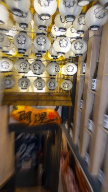 Japonca, Nisan 2024 Tokyo 'da lüks bir Japon restoranının girişinin bulanık görüntüsü