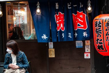 TOKYO, JAPONYAN Nisan 2024: Tokyo, Japonya 'da Yakiniku biftek restoranının girişi