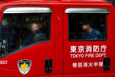 Tokyo, Japonya Nisan 2024: Tokyo trafiğinde kırmızı itfaiye aracı. Tokyo Japonya 'nın başkenti ve en kalabalık vilayetidir.