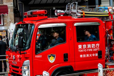 Tokyo, Japonya Nisan 2024: Tokyo trafiğinde kırmızı itfaiye aracı. Tokyo, Japonya 'nın başkenti ve en kalabalık ildir.