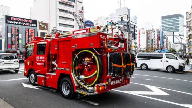 Tokyo, Japonya Nisan 2024: Tokyo trafiğinde kırmızı itfaiye aracı. Tokyo Japonya 'nın başkenti ve en kalabalık vilayetidir.