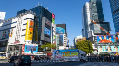 Japonya, Tokyo Nisan 2024: Shibuya geçidi, büyük bir ticaret ve iş merkezi ve dünyanın en işlek tren istasyonları