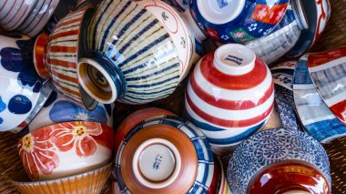 Tokyo, Japonya Nisan 2024: Geleneksel Japon seramik bardak koleksiyonu rahatlatıcı renklerde, Karakuri Yagura 'da Ningyocho Mekanik Saat Kuleleri yakınlarındaki bir dükkanda sıcak bir içeceğin keyfini çıkarmak için mükemmel..