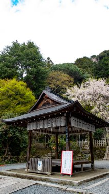 Japonya, KYOTO Nisan 2024: Kyoto, Japonya 'daki Otoyo Tapınağı. Tapınak ilk olarak 887 'de inşa edildi..