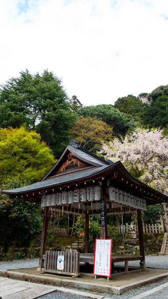 Japonya, KYOTO Nisan 2024: Kyoto, Japonya 'daki Otoyo Tapınağı. Tapınak ilk olarak 887 'de inşa edildi..