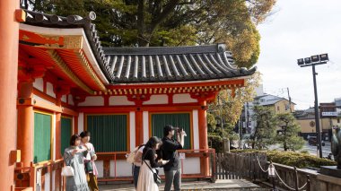 Japonya, KYOTO Nisan 2024: Higashi Oji Dori 'de popüler Yasaka Shrines ana kapısı veya Ro-mon. Gion Tapınağı, Gion ve Higashiyama arasında Kyoto 'nun en ünlü türbelerinden biridir..