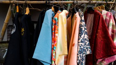 Japon, KYOTO Nisan 2024: Japon geleneksel kıyafetleri kimono yukata Japon halkına ve Kyoto 'ya seyahat eden yabancı yolculara satılmaktadır.