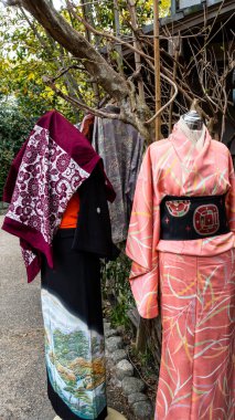 Japon, KYOTO Nisan 2024: Japon geleneksel kıyafetleri kimono yukata Japon halkına ve Kyoto 'ya seyahat eden yabancı yolculara satılmaktadır.