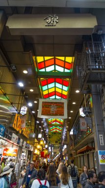 JAPAN, KYOTO Nisan 2024: Nishiki Pazarı 'nın canlı renkleri, taze ürünler ve yerel lezzetler, hediyelik eşyalar, Japon minimalist tarzı satan geleneksel tezgahlar.