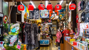 JAPAN, KYOTO Nisan 2024: Nishiki Pazarı 'nın canlı renkleri, taze ürünler ve yerel lezzetler, hediyelik eşyalar, Japon minimalist tarzı satan geleneksel tezgahlar.