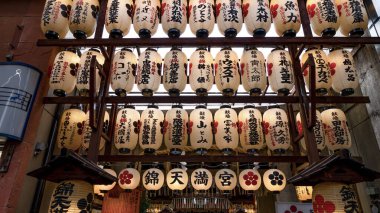 JAPAN, KYOTO Nisan 2024: Nishiki Pazarı 'nın canlı renkleri, taze ürünler ve yerel lezzetler, hediyelik eşyalar, Japon minimalist tarzı satan geleneksel tezgahlar.