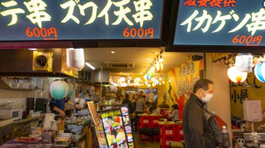 JAPAN, KYOTO Nisan 2024: Nishiki Pazarı 'ndaki bir tempura restoranının bulanık görüntüsü, taze ürünler ve yerel lezzetler satan geleneksel tezgahlar, Japon minimalist tarzı