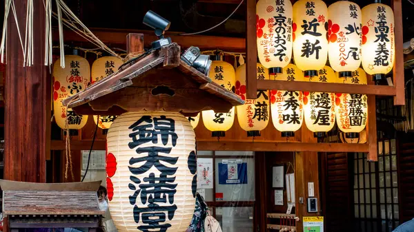 JAPAN, KYOTO Nisan 2024: Nishiki Pazarı 'nın canlı renkleri, taze ürünler ve yerel lezzetler, hediyelik eşyalar, Japon minimalist tarzı satan geleneksel tezgahlar.