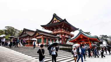 Japonya, KYOTO Nisan 2024: Japonya 'nın Kyoto kentindeki Fushimiinari Taisha ShrineTemple' ın güzel mimarisi