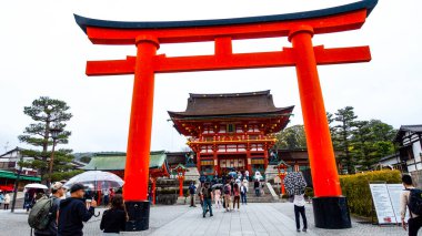 Japonya, KYOTO Nisan 2024: Japonya 'nın Kyoto kentindeki Fushimiinari Taisha ShrineTemple' ın güzel mimarisi