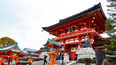 Japonya, KYOTO Nisan 2024: Japonya 'nın Kyoto kentindeki Fushimiinari Taisha ShrineTemple' ın güzel mimarisi