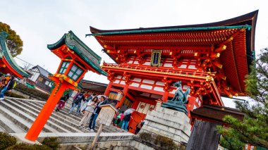 Japonya, KYOTO Nisan 2024: Japonya 'nın Kyoto kentindeki Fushimiinari Taisha ShrineTemple' ın güzel mimarisi