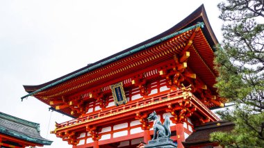 Japonya, KYOTO Nisan 2024: Japonya 'nın Kyoto kentindeki Fushimiinari Taisha ShrineTemple' ın güzel mimarisi