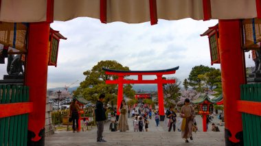 Japonya, KYOTO Nisan 2024: Japonya 'nın Kyoto kentindeki Fushimiinari Taisha ShrineTemple' ın güzel mimarisi