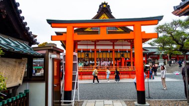 Japonya, KYOTO Nisan 2024: Japonya 'nın Kyoto kentindeki Fushimiinari Taisha ShrineTemple' ın güzel mimarisi