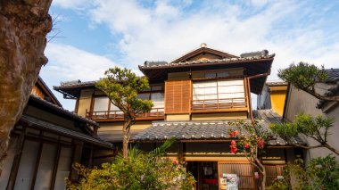 JAPAN, KYOTO Nisan 2024: Kyoto 'daki Ryozen Gokoku Tapınağı girişi